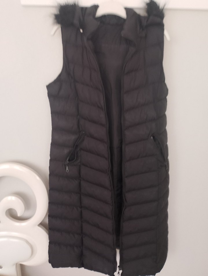 Siyah Kürklü Kapüşonlu Kadın Yelek - Görsel 3