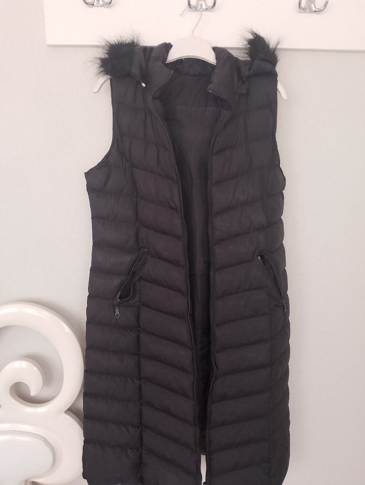 Siyah Kürklü Kapüşonlu Kadın Yelek - Görsel 4