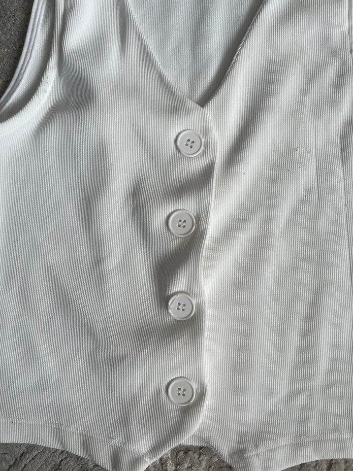 Düğmeli Beyaz V Yaka Kolsuz Kadın Yelek - Görsel 2