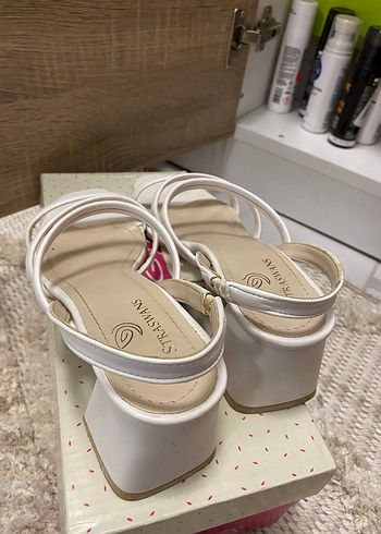 Beyaz Topuklu Kadın Sandalet - Görsel 3