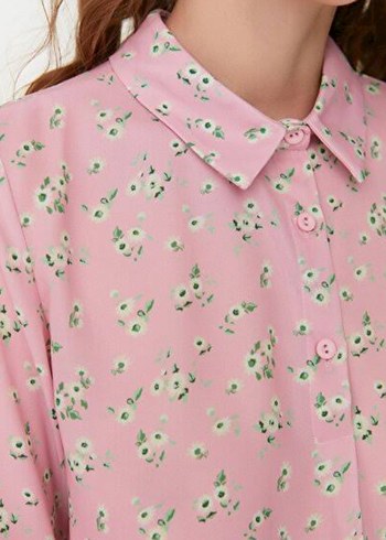 Pembe Çiçek Desenli V Yakalı Kadın Gömlek - Görsel 2