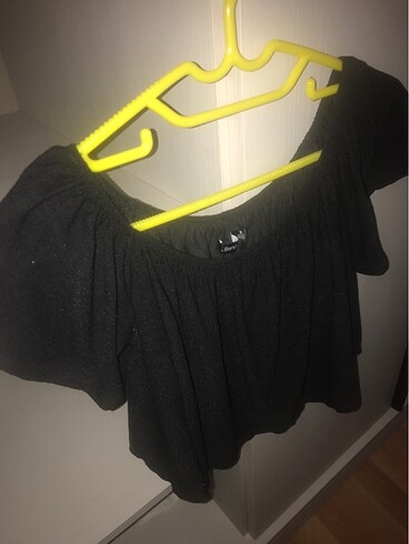Bershka İç astarlı yakası lastikli crop bluz
