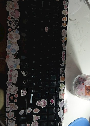 Pembe Stickerlı Karanlık Klavye