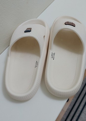 LC Waikiki Beyaz Düğmeli Çocuk Terlik