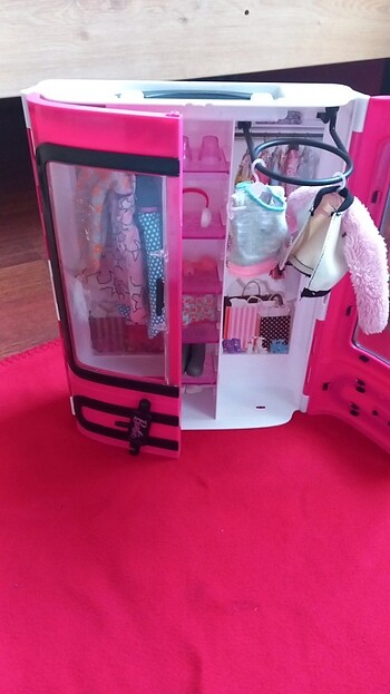 Barbie Babie giysi dolabi
