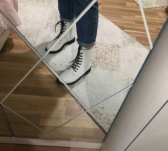 Kadın beyaz postal bot