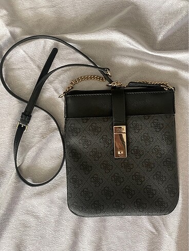 Guess askılı çanta