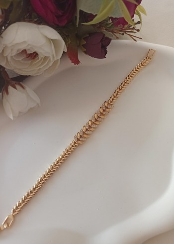 Zincir Detaylı Altın Renk Kadın Bileklik - Görsel 3