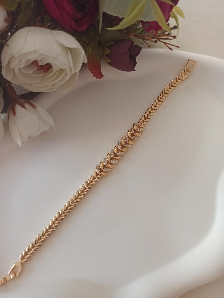 Zincir Detaylı Altın Renk Kadın Bileklik - Görsel 3