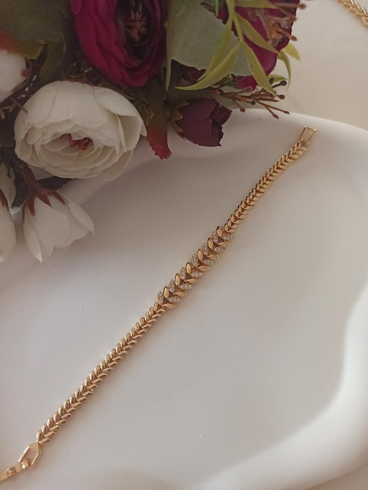 Zincir Detaylı Altın Renk Kadın Bileklik - Görsel 2