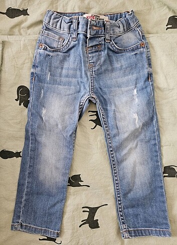 Erkek çocuk jeans.