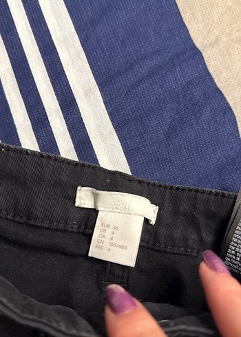 Siyah Bol Kesim Mini Denim Şort - Görsel 3