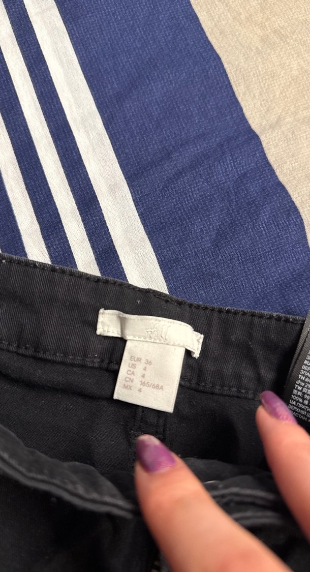 Siyah Bol Kesim Mini Denim Şort - Görsel 3