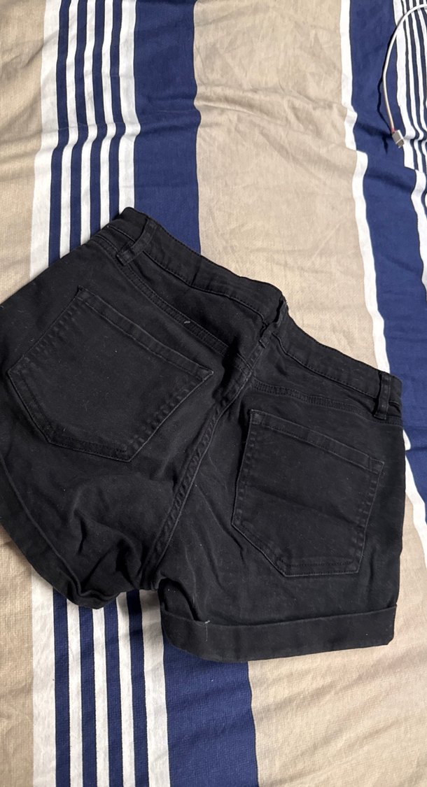 Siyah Bol Kesim Mini Denim Şort - Görsel 2