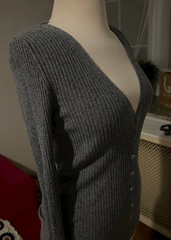 Düğmeli Gri V Yakalı Kadın Hırka - Görsel 2