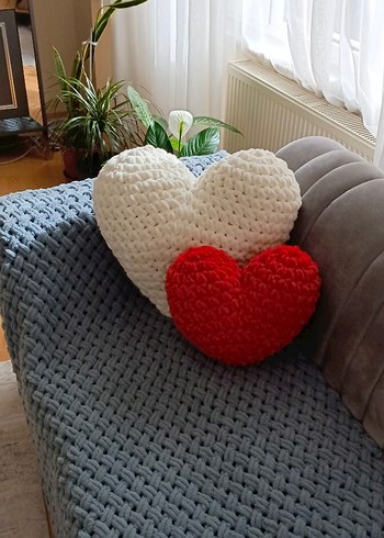 Nakışlı Kalp Şekilli Beyaz ve Kırmızı Yastıklar - Görsel 2