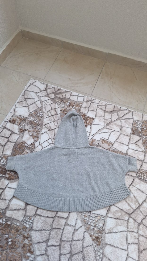 Gri Kapüşonlu Kız Panço - Görsel 4