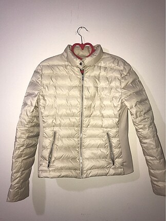 Ürün görseli ile aynıdır, zara krem rengine yakın mont, az
