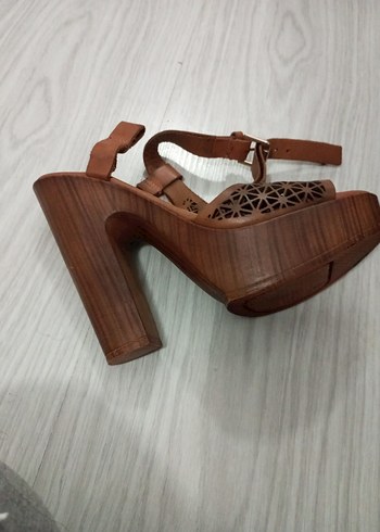Kahverengi Dolgu Topuklu Kadın Sandalet - Görsel 3