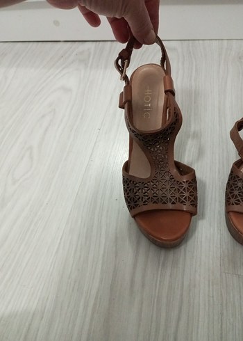 Kahverengi Dolgu Topuklu Kadın Sandalet - Görsel 5