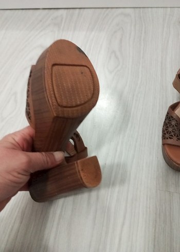 Kahverengi Dolgu Topuklu Kadın Sandalet - Görsel 4