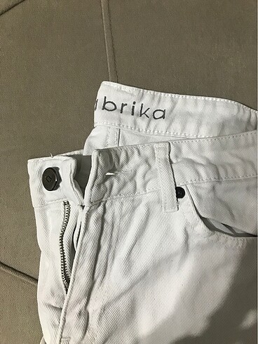 Beyaz yırtık pantolon