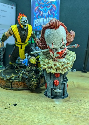 scorpion figur 29 cm ve pennywise bust 25 cm