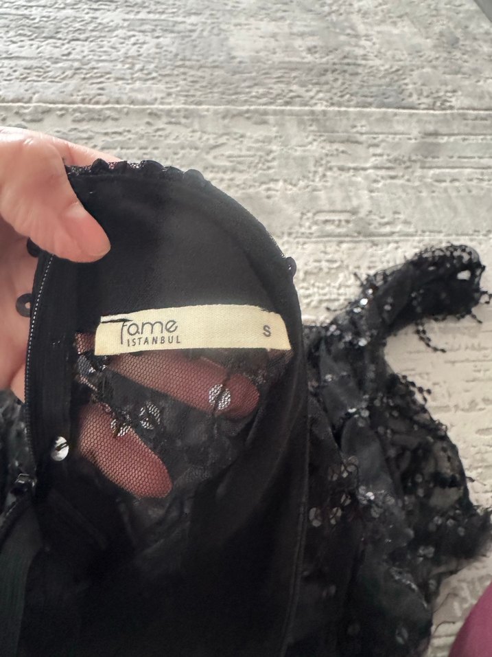 Siyah İşlemeli Fırfırlı Uzun Abiye Elbise - Görsel 3