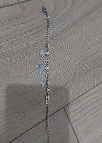 Gri Zincir Detaylı Kelebek Desenli Kadın Bileklik - Görsel 2