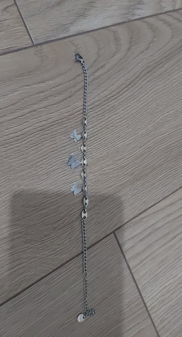 Gri Zincir Detaylı Kelebek Desenli Kadın Bileklik - Görsel 2