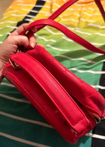 Kırmızı Deri Zımbalı Yuvarlak Çanta - Görsel 5