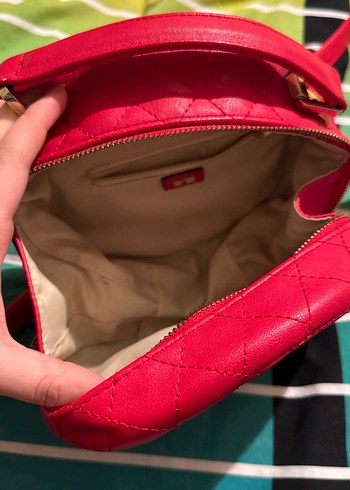 Kırmızı Deri Zımbalı Yuvarlak Çanta - Görsel 2