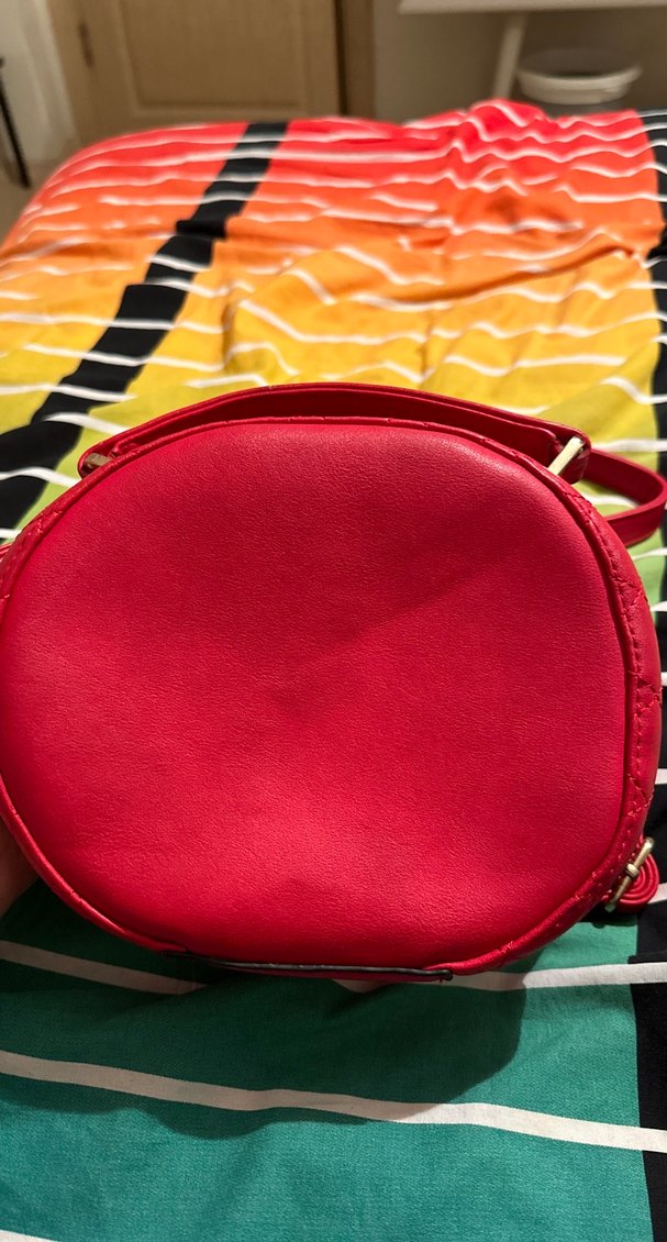 Kırmızı Deri Zımbalı Yuvarlak Çanta - Görsel 3