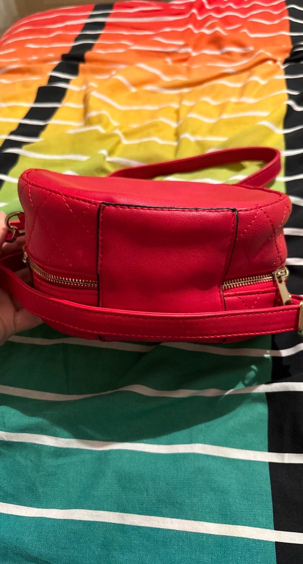 Kırmızı Deri Zımbalı Yuvarlak Çanta - Görsel 4