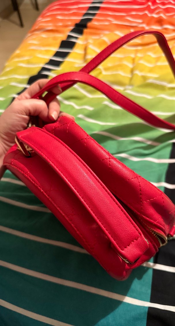 Kırmızı Deri Zımbalı Yuvarlak Çanta - Görsel 5