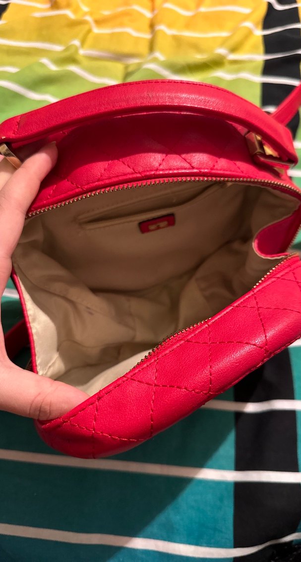 Kırmızı Deri Zımbalı Yuvarlak Çanta - Görsel 2