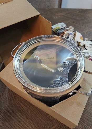 Diğer KitchenAid Siyah Cam Kapaklı Tencere 22 cm, 5.2 L