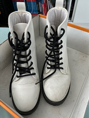 LC Waikiki Beyaz bot