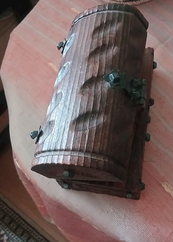 Beden Renk Ahşap oymasiyla menteşeleriyle, sağlam bir sandik