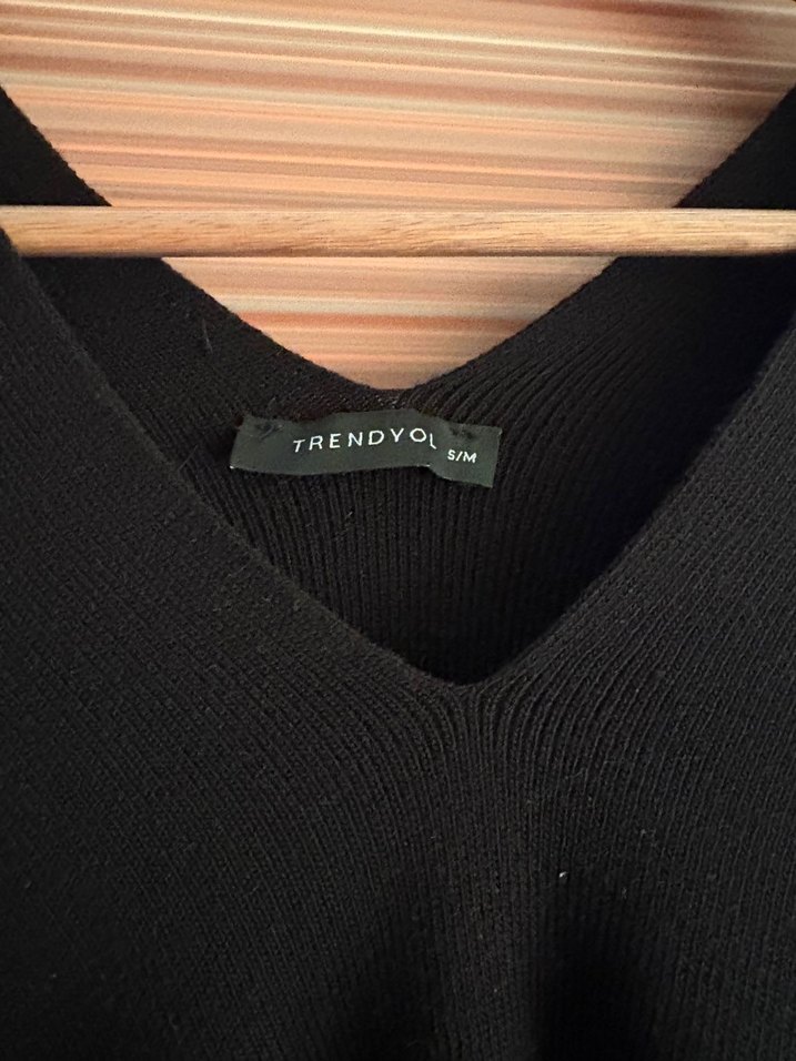 V Yaka Siyah Kadın Panço - Görsel 4