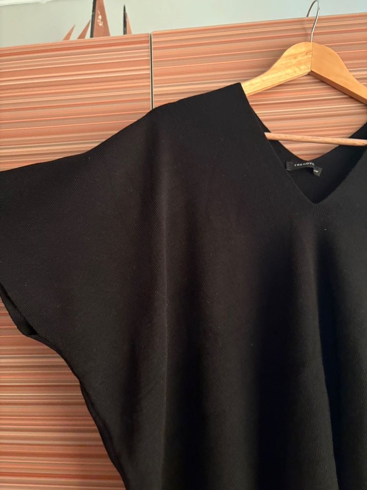 V Yaka Siyah Kadın Panço - Görsel 3