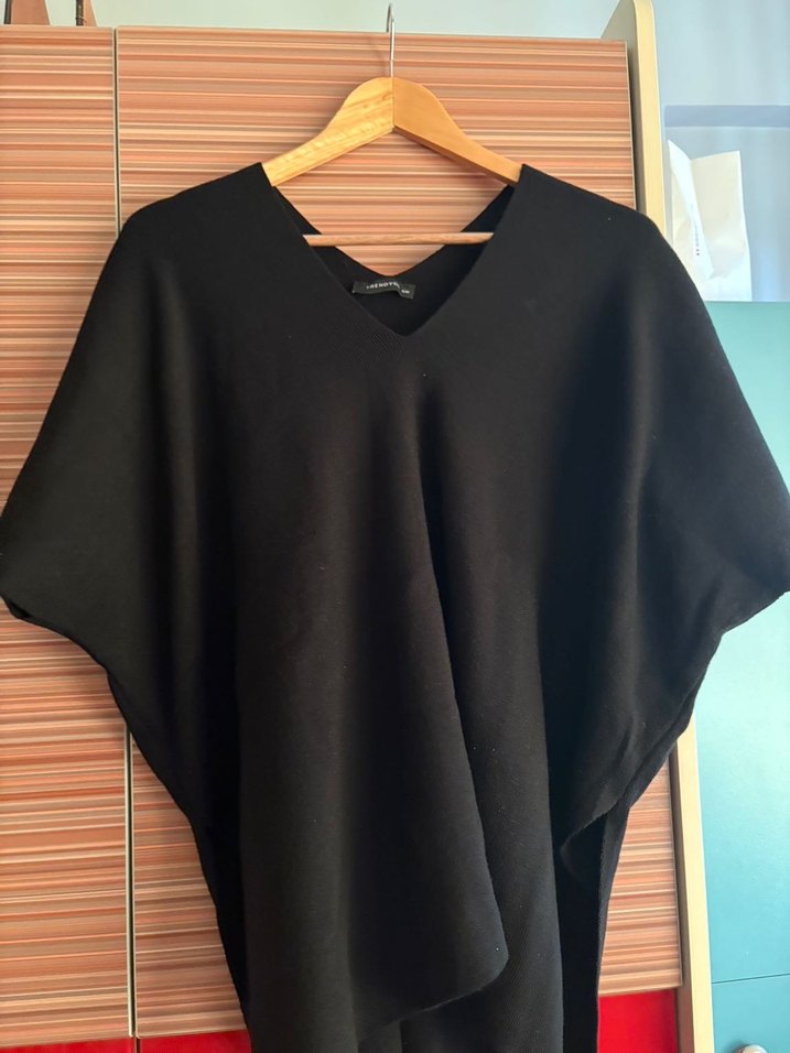 V Yaka Siyah Kadın Panço - Görsel 5