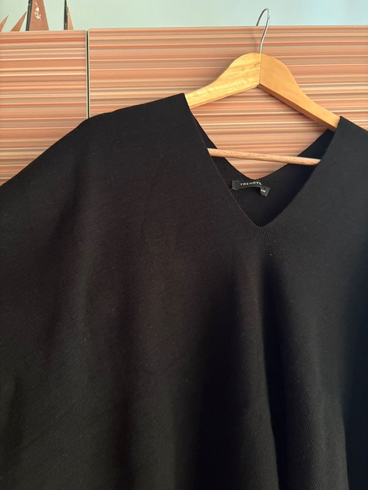 V Yaka Siyah Kadın Panço - Görsel 2