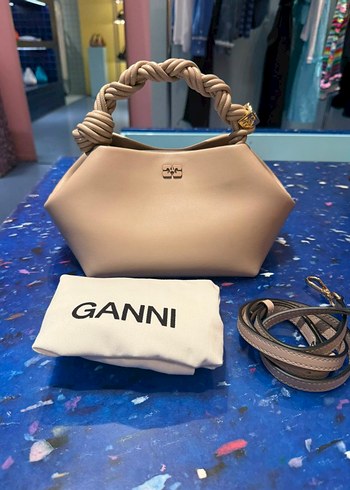 Diğer Gann İnin İkonik Bou Bag Modelinin Buyuk Boy Versiyonu