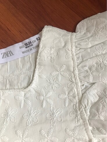 Zara Zara beyaz nakışlı kumaş astarı pamuklu çok şık elbise
