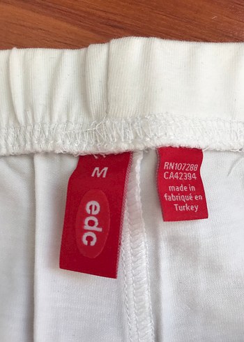 Beyaz lastikli dizaltı kısa tayt - Görsel 4