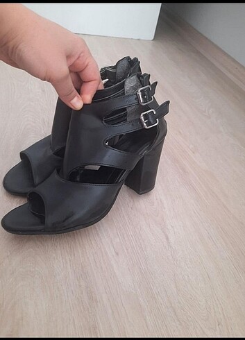 Siyah kadın yazlik topuklu ayakkabı 