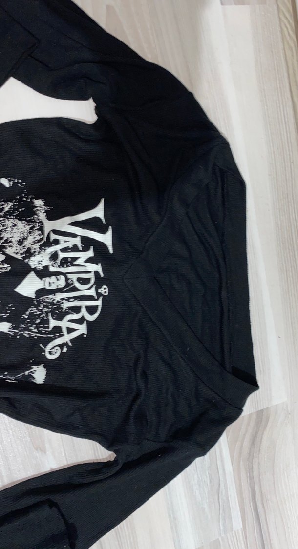 Vampira Baskılı Siyah Uzun Kollu Bluz hiç giyilmedi - Görsel 2