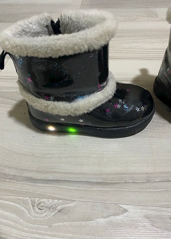 Kız Çocuk Siyah Kürklü ışıklı bot - Görsel 4