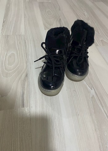 Kız Çocuk Siyah Kürklü  Bot - Görsel 3